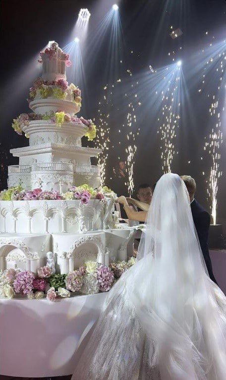 Экс-прокурор и сотрудница ГБР устроили двухдневную свадьбу с концертами звезд и двухметровым тортом — фото