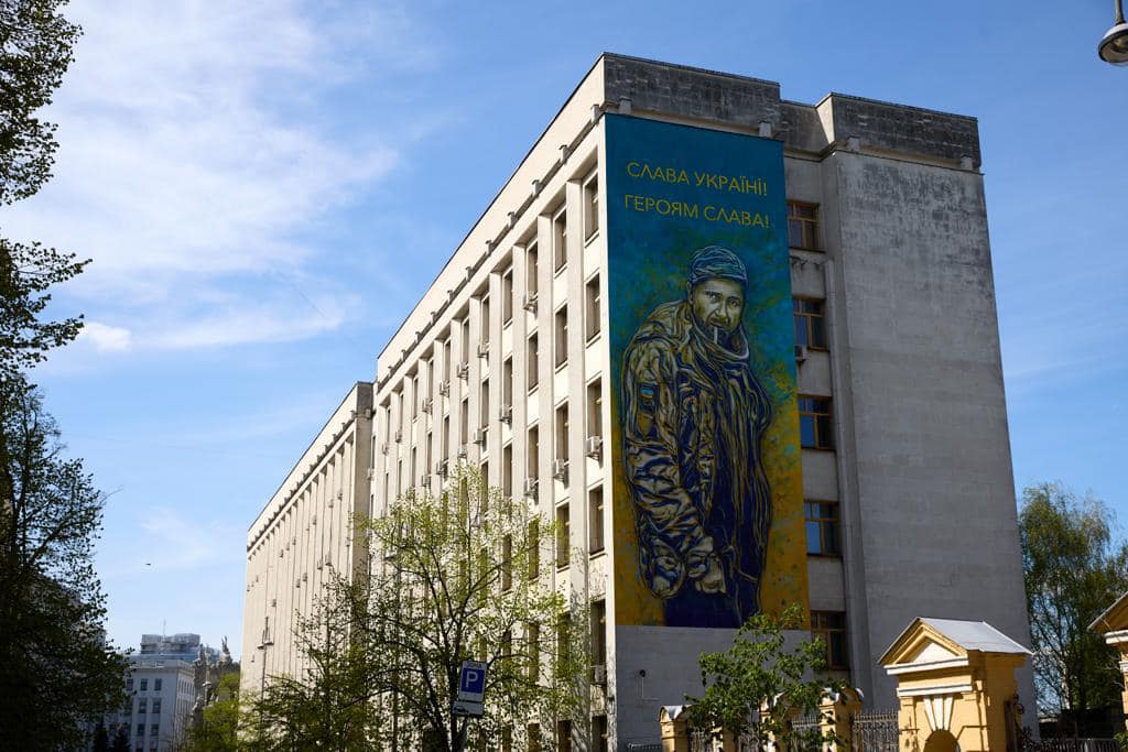 В центре Киева появился мурал, посвященный бойцу, которого казнили россияне: фото — фото