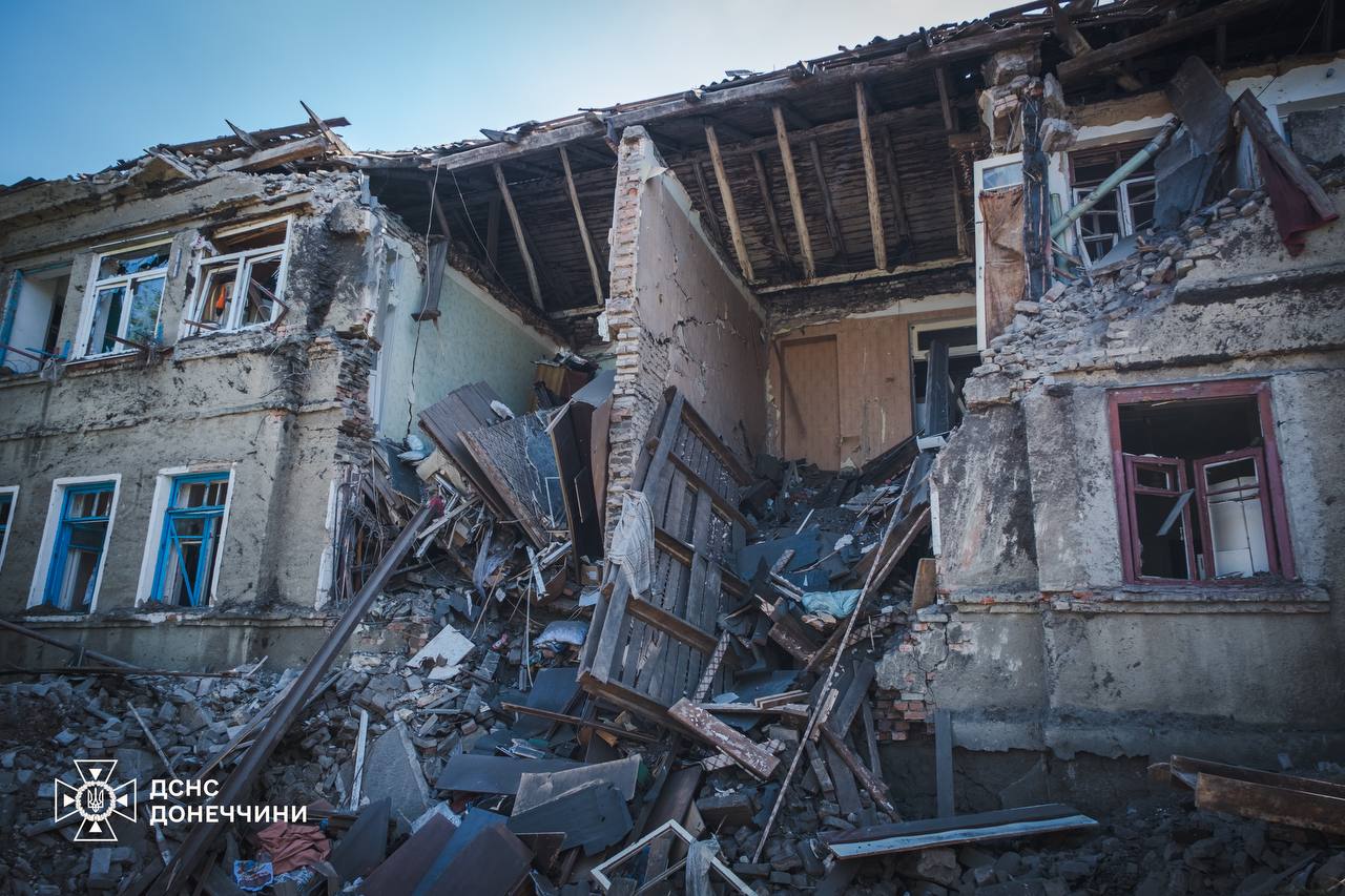 У Краматорську з-під завалів житлового будинку врятували чоловіка: фото — фото 3