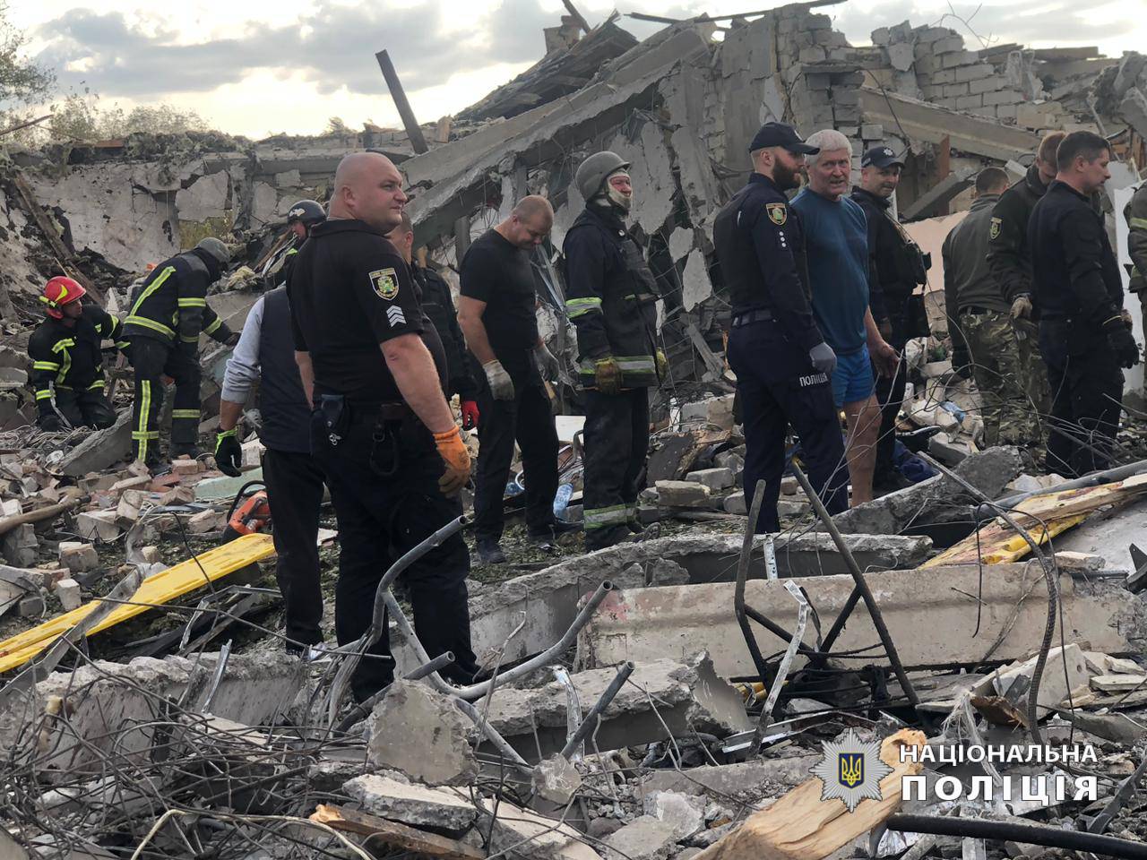 Росія вдарила по кафе в селі Гроза ”Іскандером”: зростає кількість жертв — фото 6