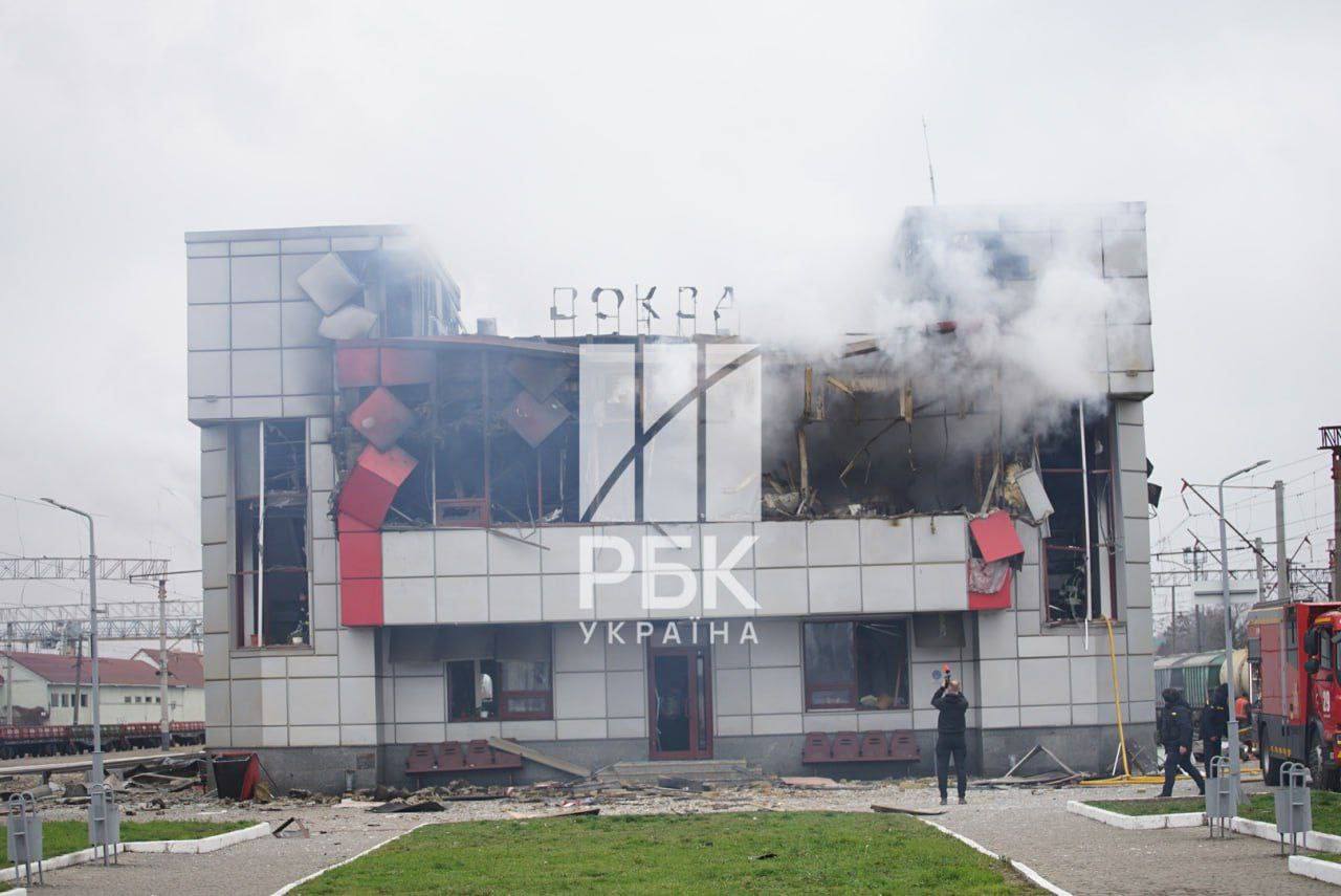 В Фастове после российской атаки полностью уничтожен вокзал: фото — фото 2