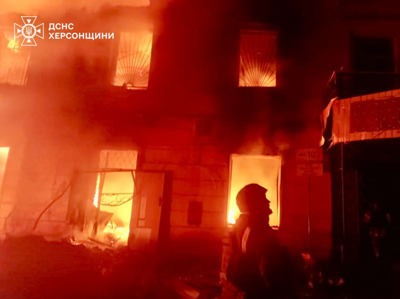 Росіяни атакували Корабельний район Херсона: постраждали троє людей (фото) — фото 4