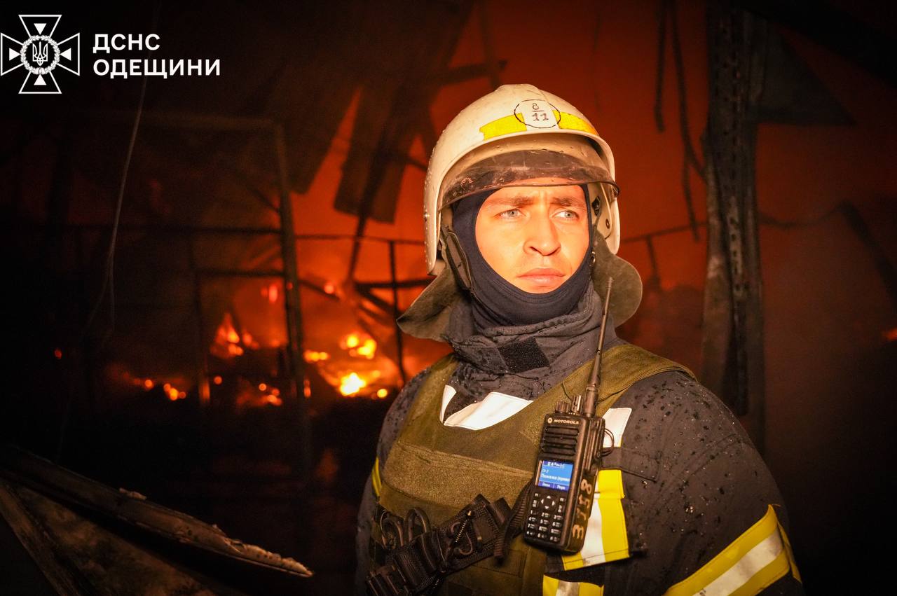 Спасатели показали ужасные фото последствий ракетного удара по Одессе — фото 8