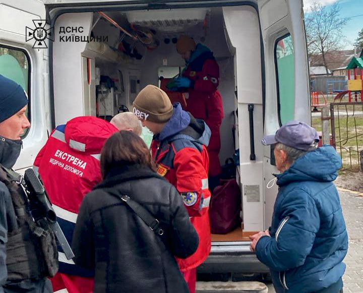 Під Києвом жінка випала з вікна висотки та приземлилася на дах аптеки — фото 2