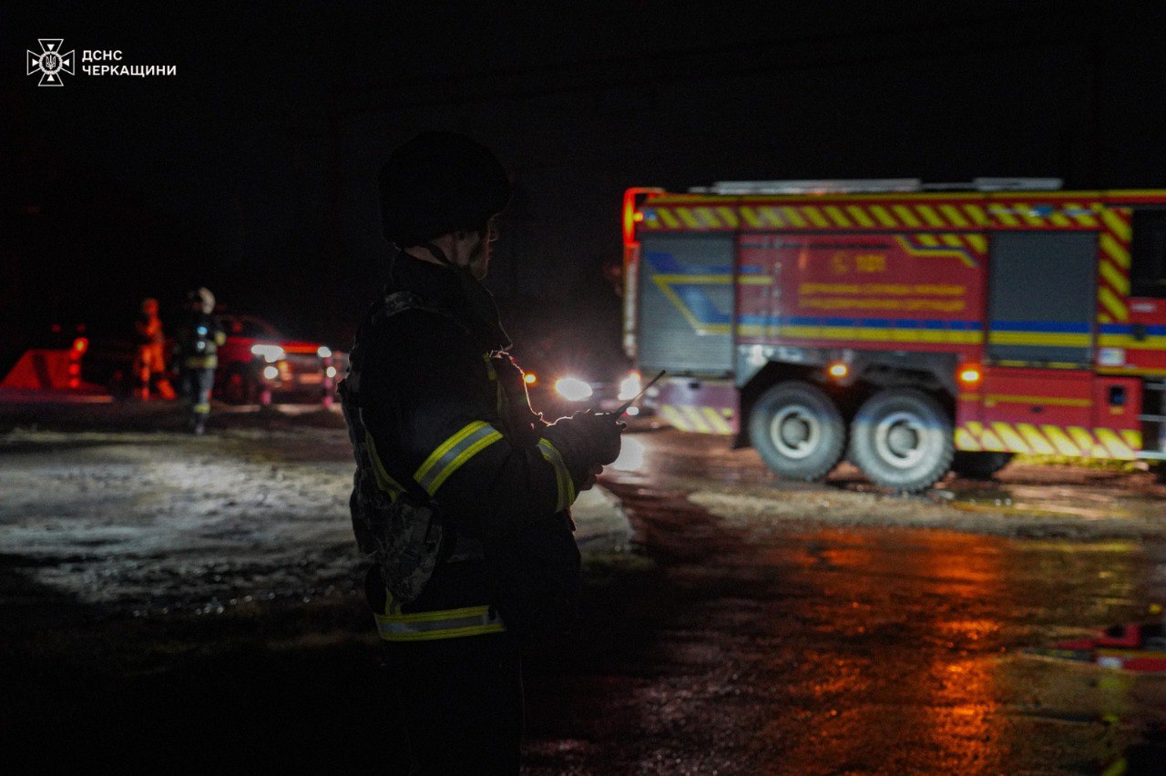 Рятувальники ліквідували пожежі після обстрілу критичної інфраструктури на Черкащині — фото 3