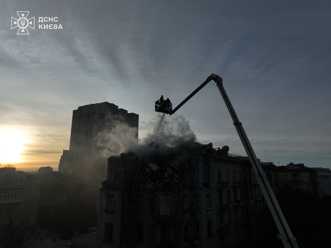 Під завалами житлового будинку у Києві знайшли загиблу жінку: фото — фото 3