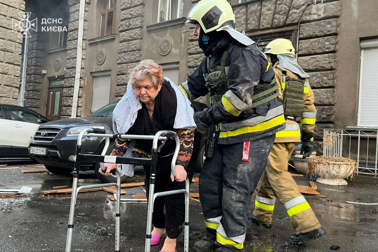 Під завалами житлового будинку у Києві знайшли загиблу жінку: фото — фото 7