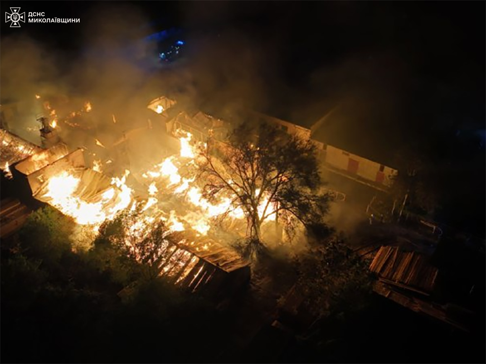 Масштабный пожар на деревообрабатывающем предприятии в Николаеве ликвидировали: кадры — фото 17