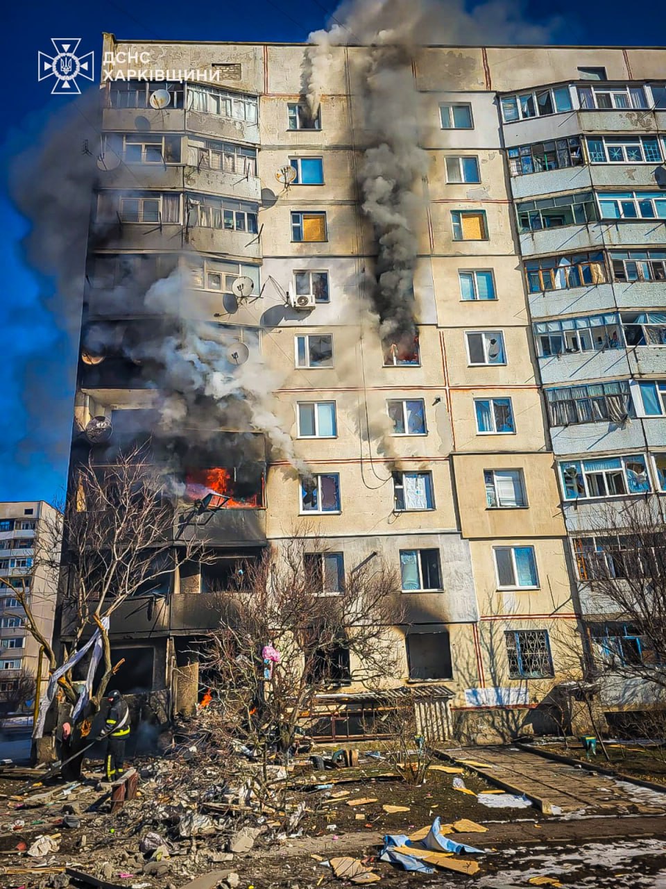 У Ковшарівці після російського обстрілу горіла 9-поверхівка: фото — фото 3