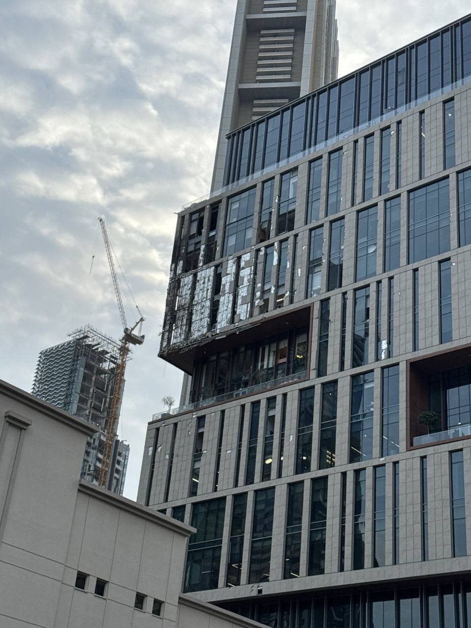 Дрон атаковал здание международного финансового центра в Дубае — фото 1