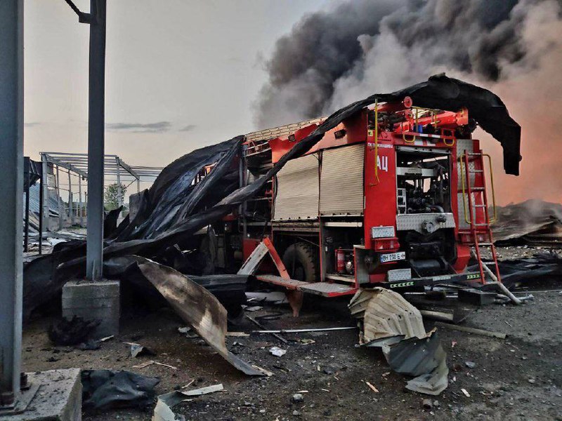 Росія розбомбила агропідприємство на Одещині: знищено тонни продукції та рятувальна техніка — фото