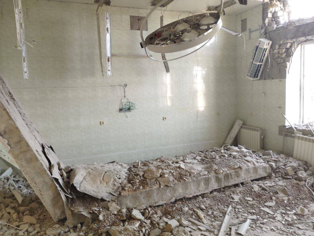 Оккупанты обстреляли реанимационное отделение больницы в Бериславе: фото — фото