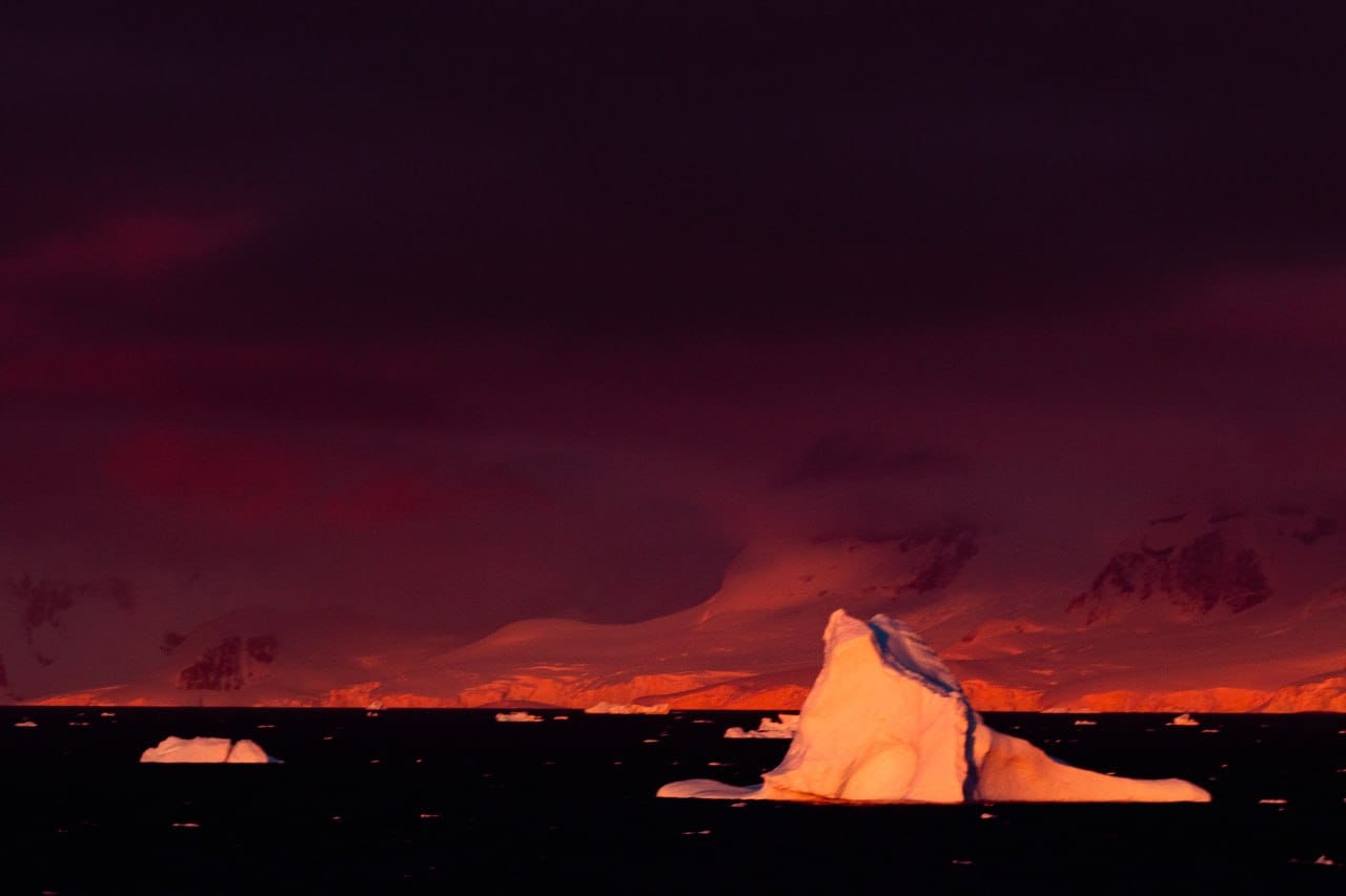 Полярники показали Антарктиду у кольорах ”Барбі”: дивовижні фото — фото