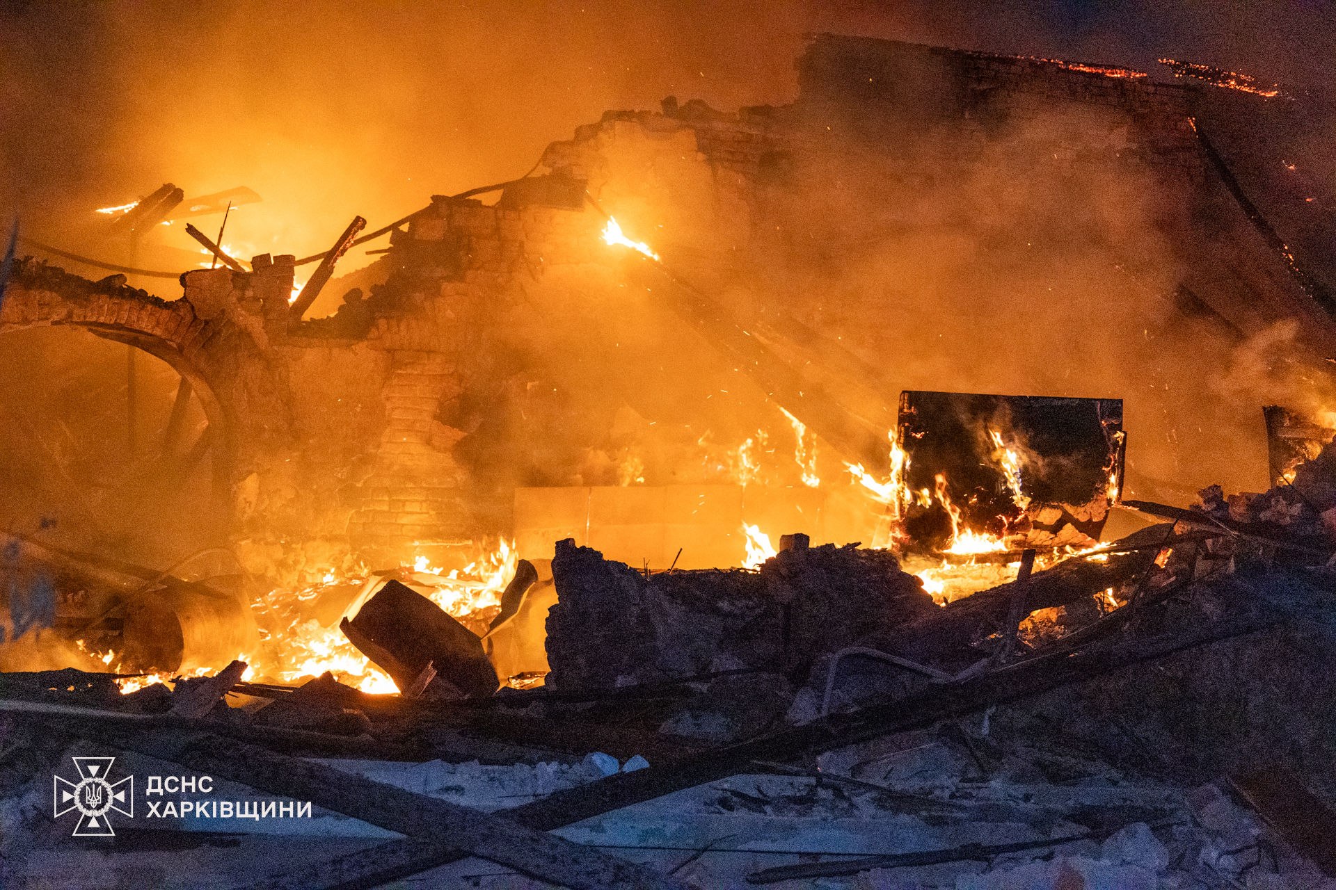 Нічна атака російських БПЛА спровокувала пожежі на Харківщині: троє постраждалих — фото 13