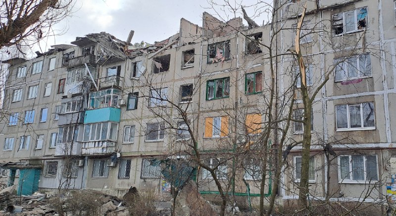 В Покровске из-под завалов жилого дома достают людей: фото — фото