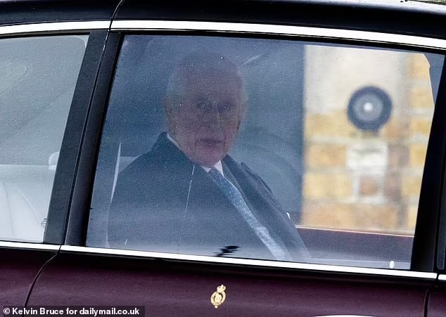 На фоне слухов о смерти короля Чарльза III в Букингемском дворце показали его новые фото — фото