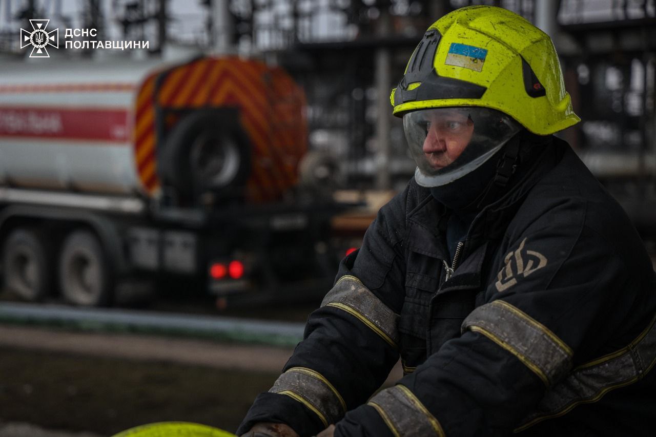 Рятувальники показали кадри наслідків удару по енергооб'єкту у Полтавській області — фото 10