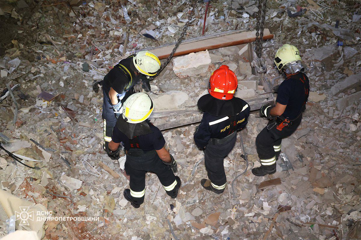 Под завалами в Днепре нашли тело еще одной женщины — фото