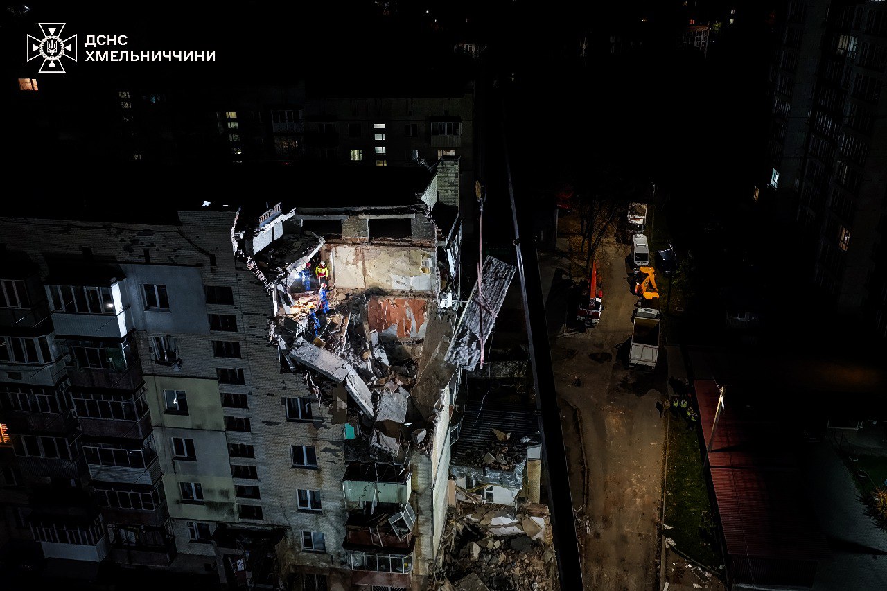 Під завалами житлового будинку у Хмельницькому знайшли тіла двох людей — фото 1
