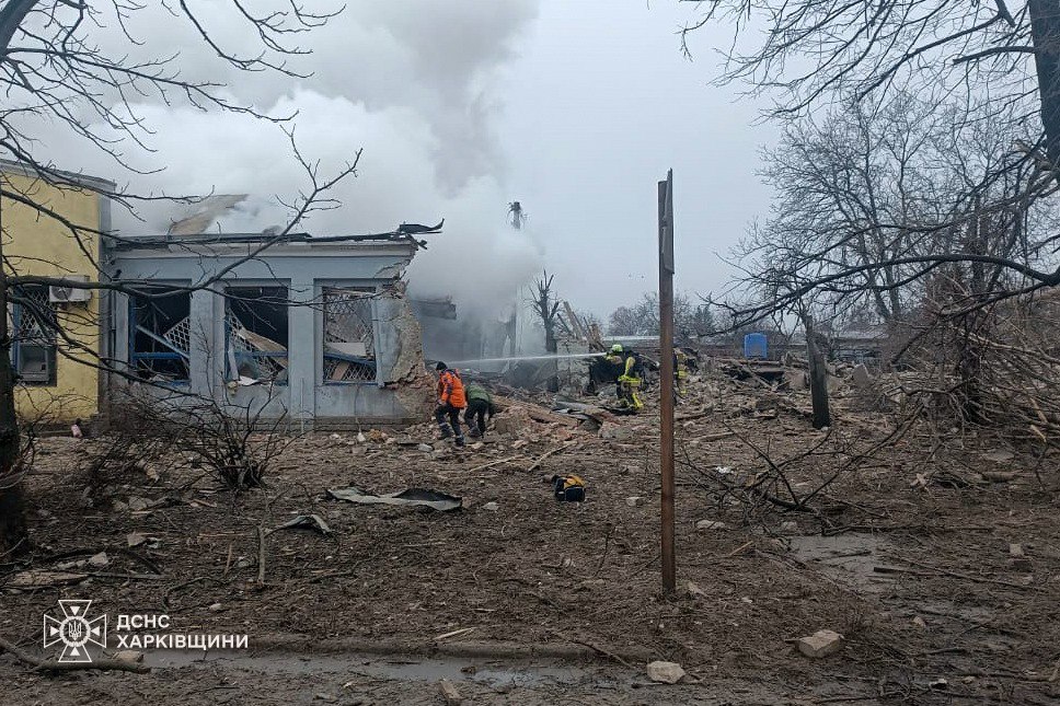 Появились кадры последствий удара по городу Златополь: пострадали 11 человек — фото 10