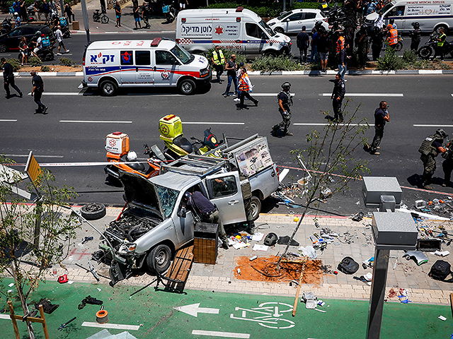 В Тель-Авиве водитель протаранил группу людей, а затем изрезал острым предметом — фото