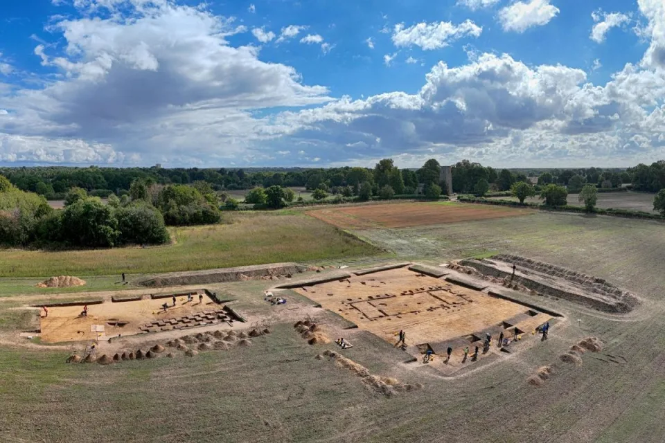 В Великобритании нашли руины храма, которому 1400 лет: фото — фото