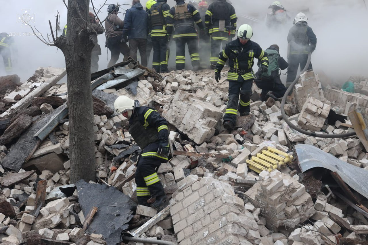 В Харькове из-под завалов достали живого мужчину - его жена и ребенок остались под землей — фото