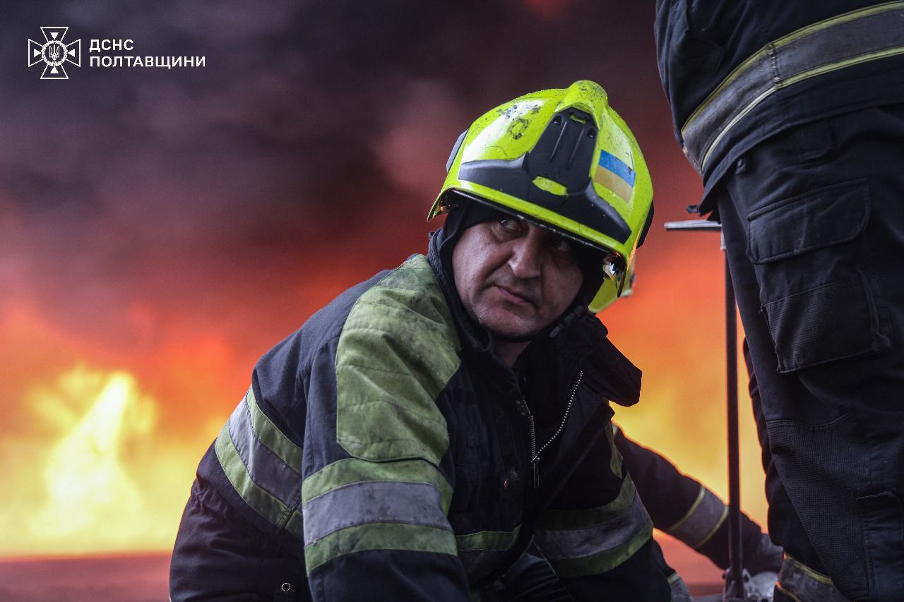 Рятувальники показали кадри наслідків удару по енергооб'єкту у Полтавській області — фото 7