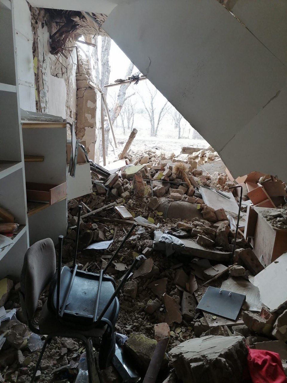 Россияне уничтожили здание сельсовета и модульные дома переселенцев в Херсонской области: фото — фото