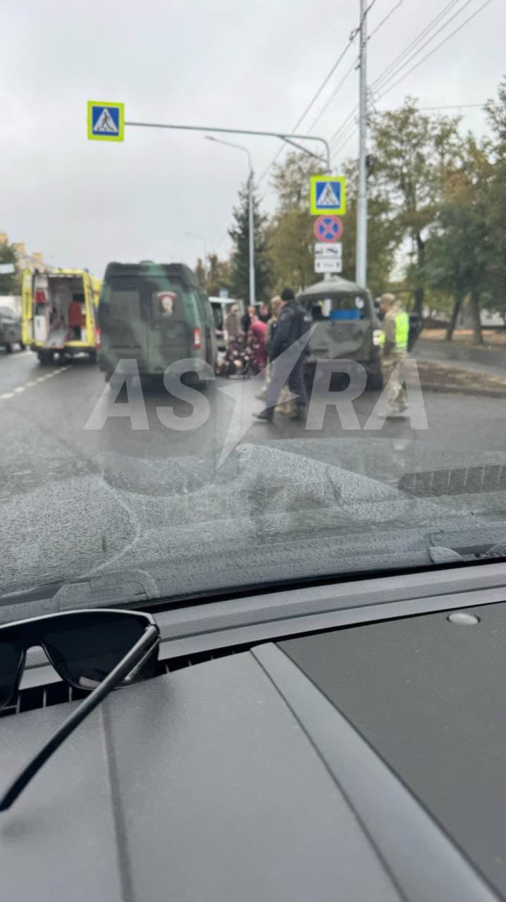 В центре оккупированного Луганска прогремел взрыв: загорелась машина (кадры) — фото 1