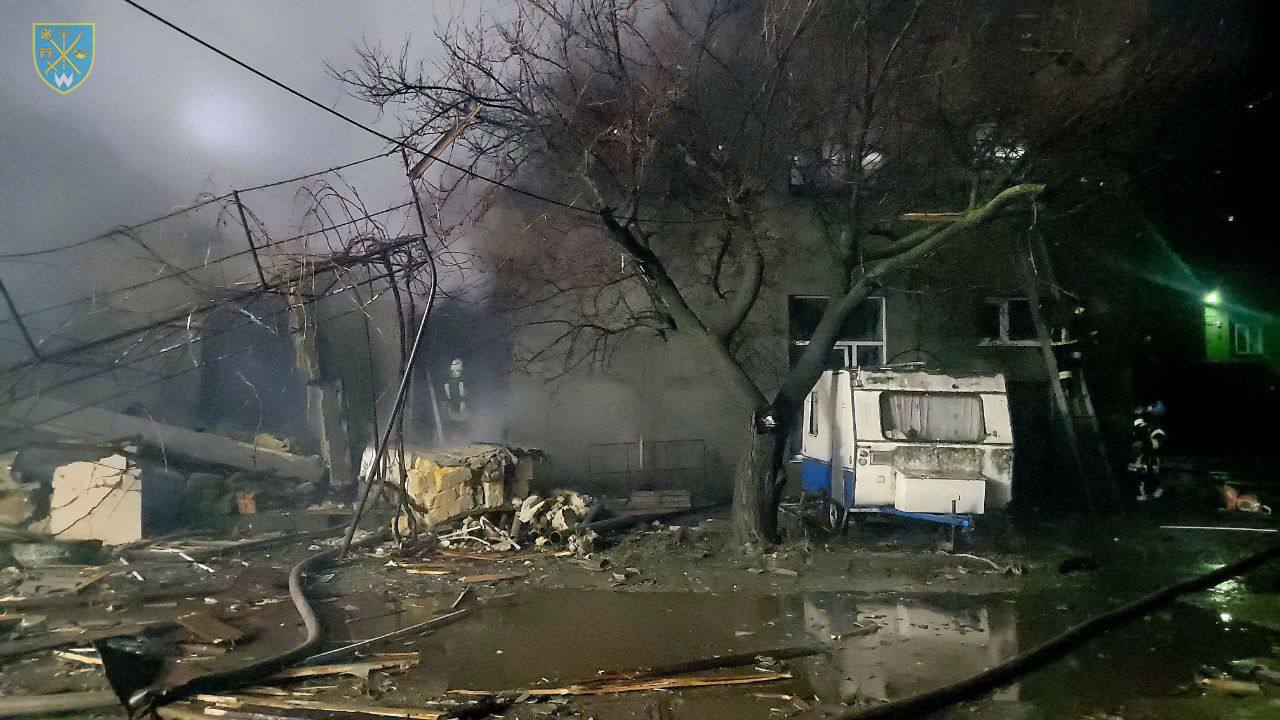 Погибли трое людей: появились кадры последствий удара по Одессе — фото