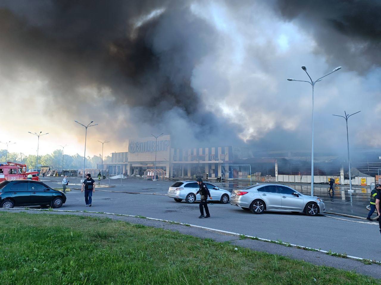 Удар по ”Епіцентру” у Харкові: рятувальники показали, як працюють усередині гіпермаркету — фото 3