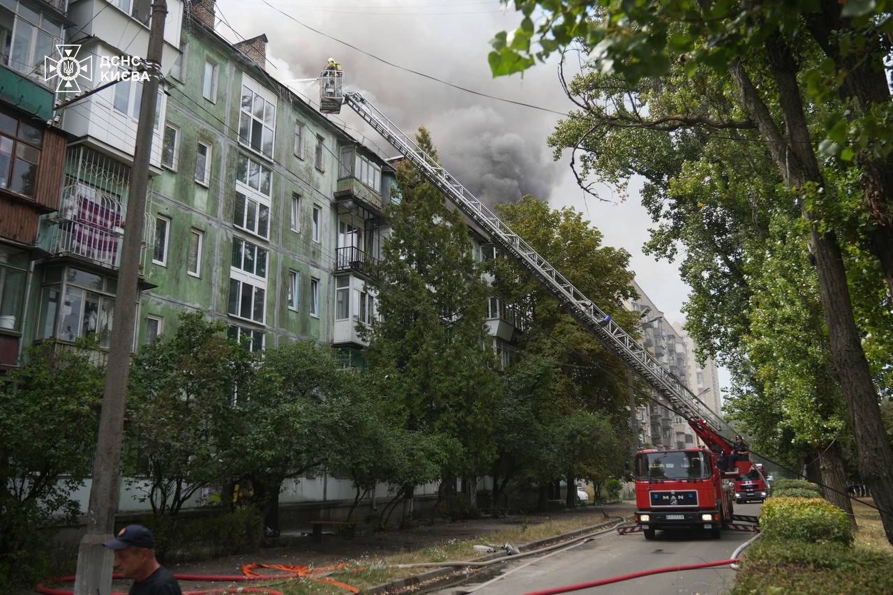 У Києві спалахнула масштабна пожежа: вогонь охопив п'ятиповерхівку (фото) — фото 2