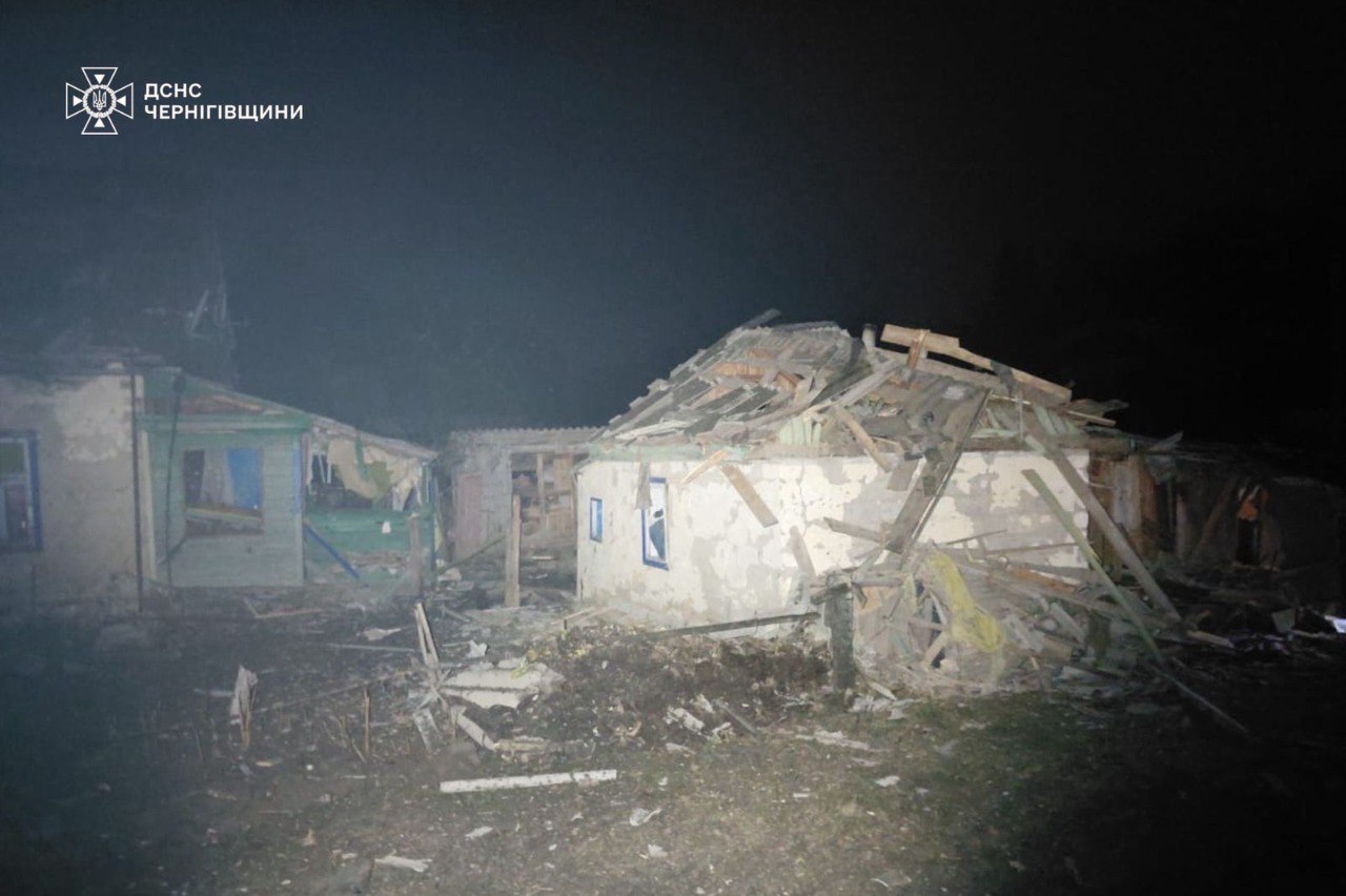 Три человека пострадали в своих домах в результате российского удара по Черниговской области — фото 5