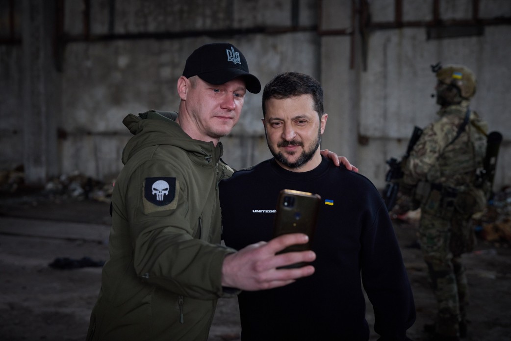 Зеленский приехал на передовые позиции ВСУ под Бахмутом (фото, видео) — фото