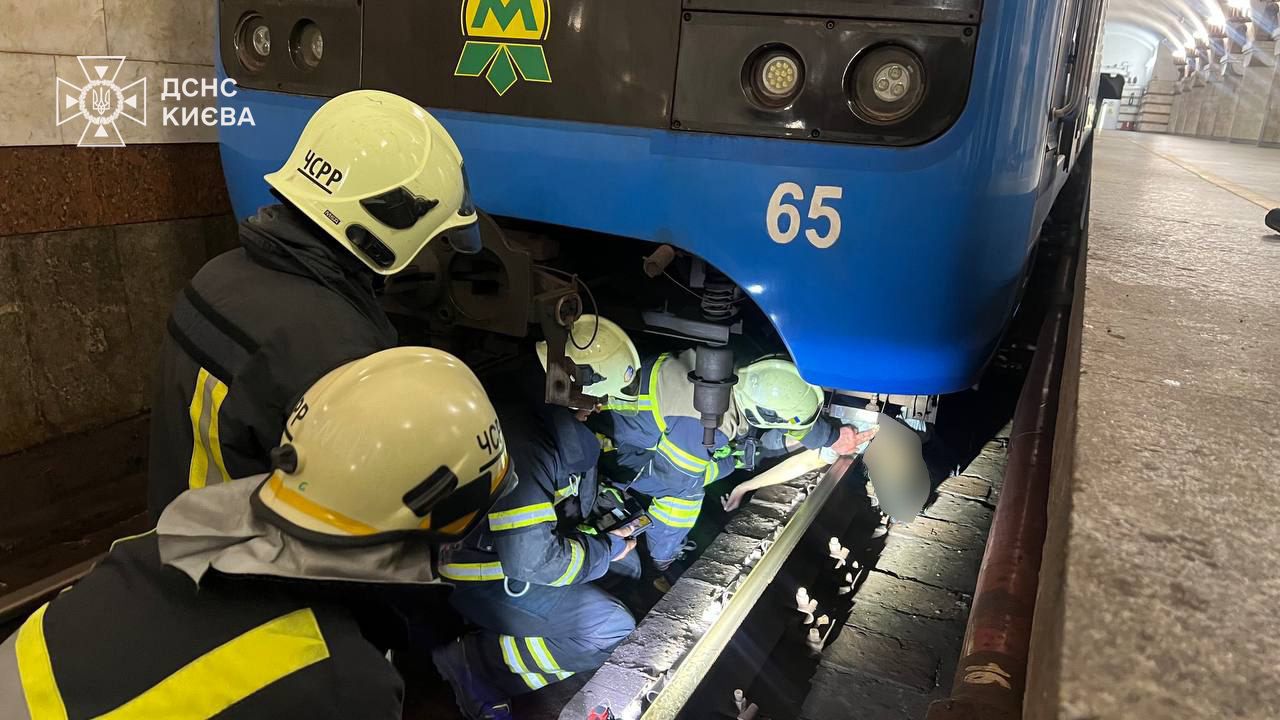 В киевском метро погибла женщина: она попала под поезд (фото) — фото 2