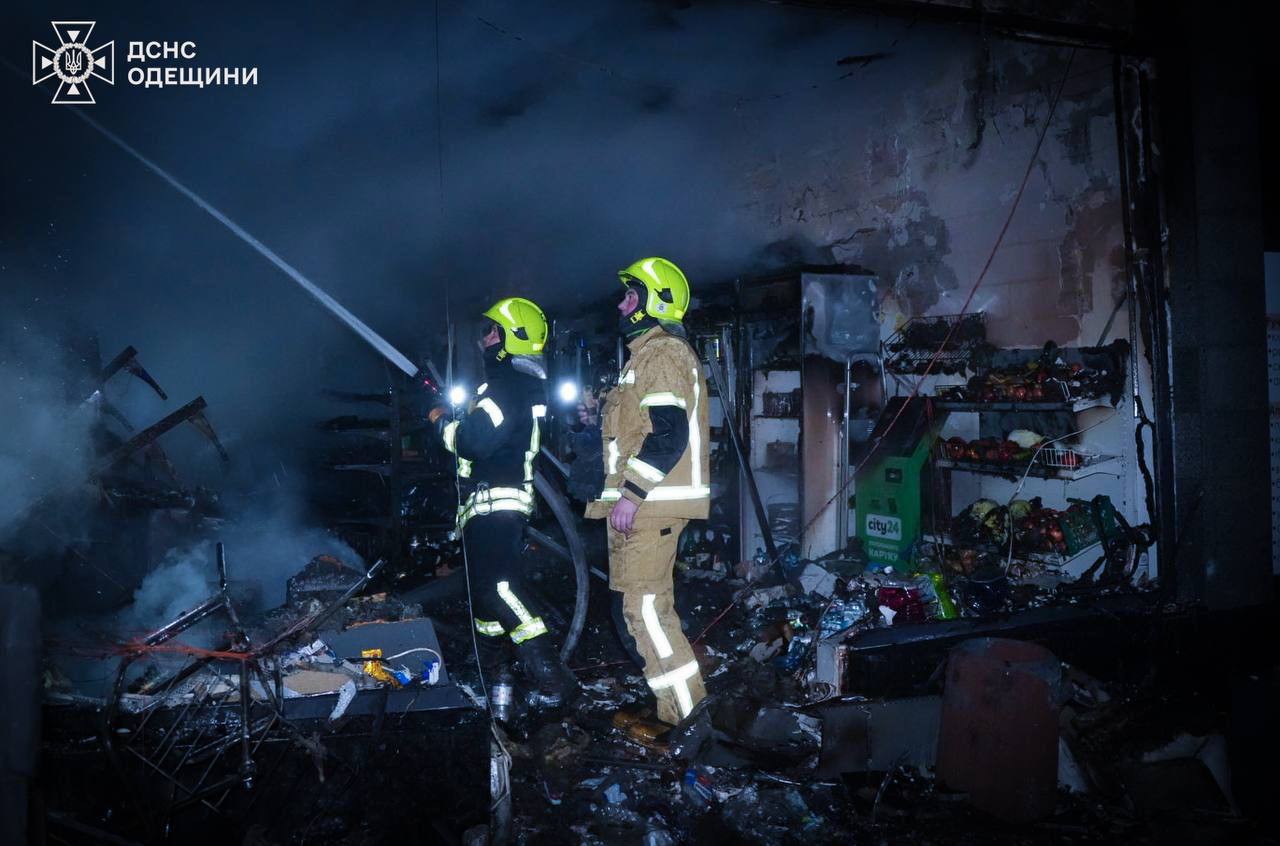 Двоє людей постраждали, один із дронів влучив у житлову висотку: наслідки атаки на Одесу — фото 2