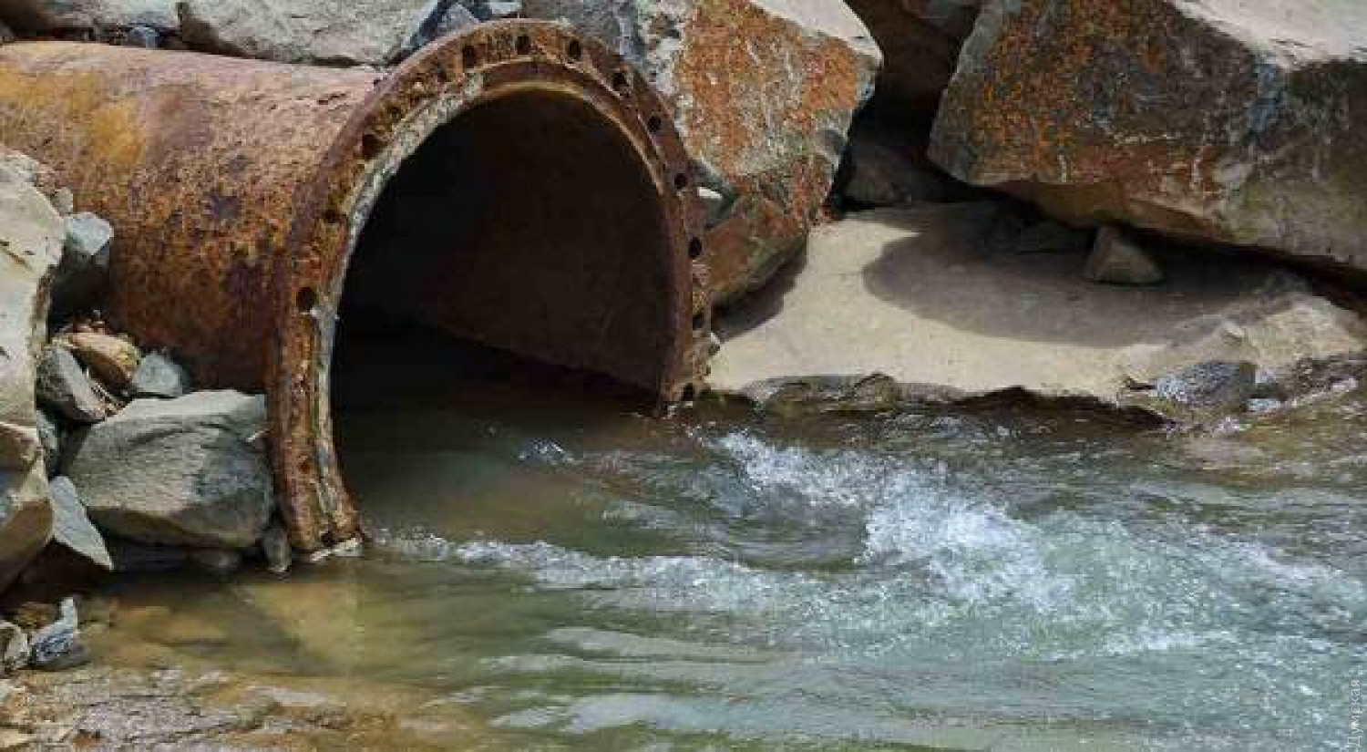 Загрязнение воды - одна из острых экологических проблем планеты — фото