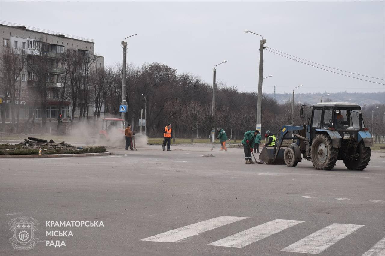 Росіяни вдарили по центру Краматорська: 13 постраждалих, серед них є діти — фото 5