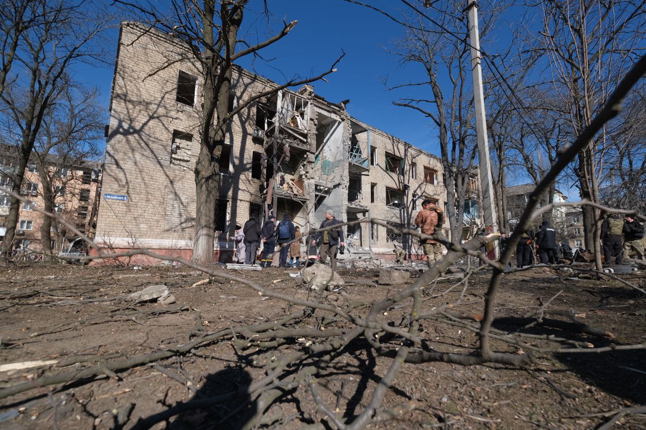 Обстрел жилого дома в Краматорске: один человек погиб, трое - ранены (фото) — фото