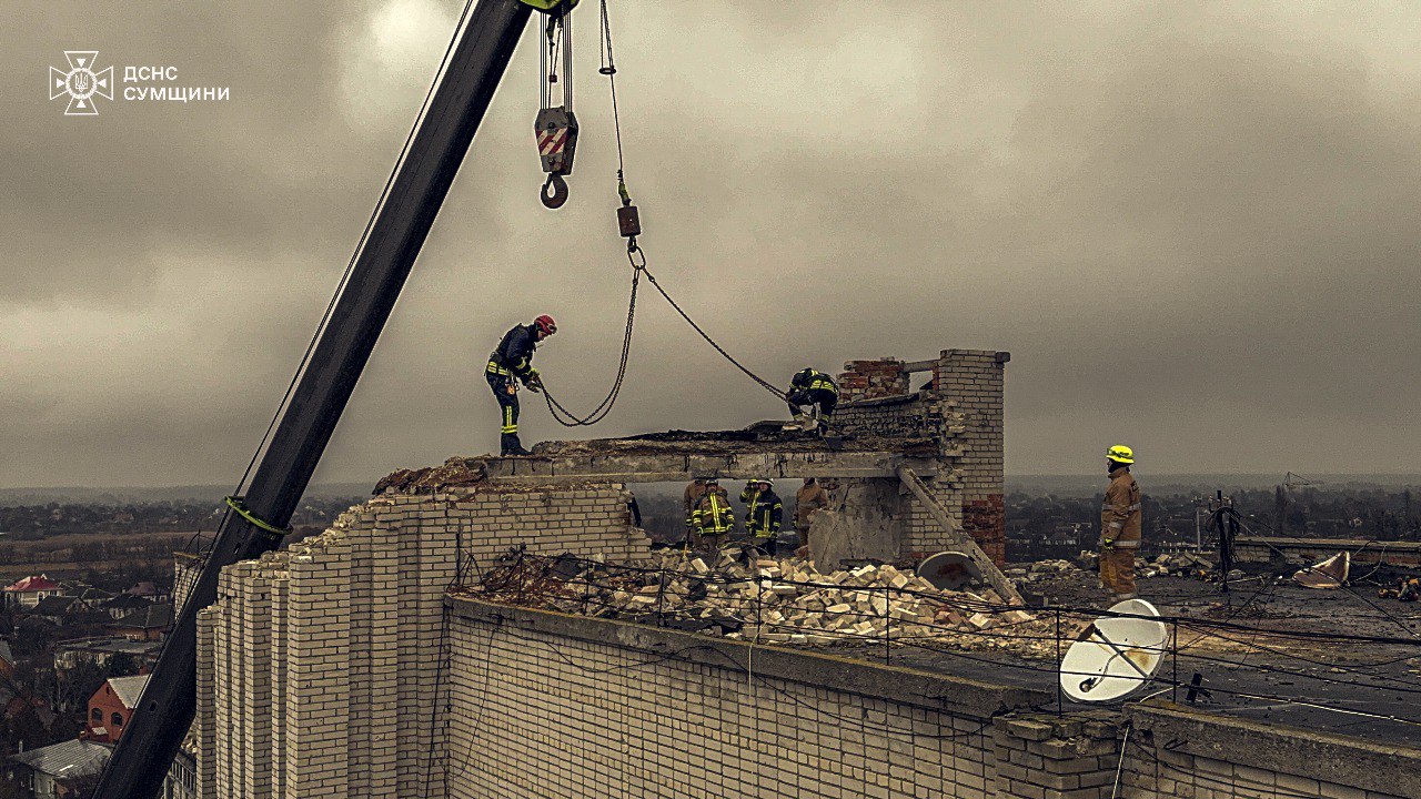 В Ахтырке продолжаются аварийно-восстановительные работы после российского удара: кадры — фото 7