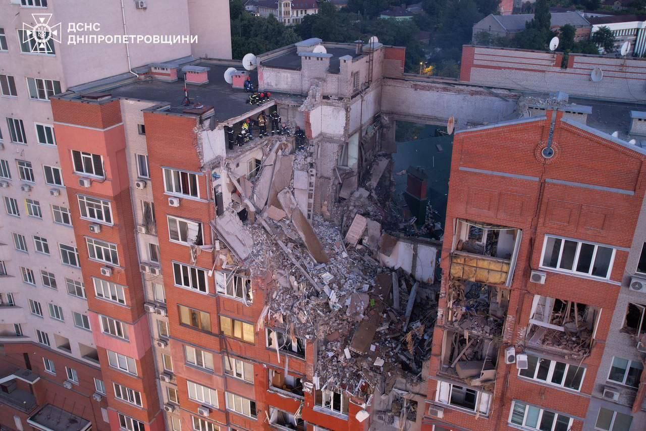 Пять человек считаются пропавшими без вести после удара по многоэтажке в Днепре   — фото 1