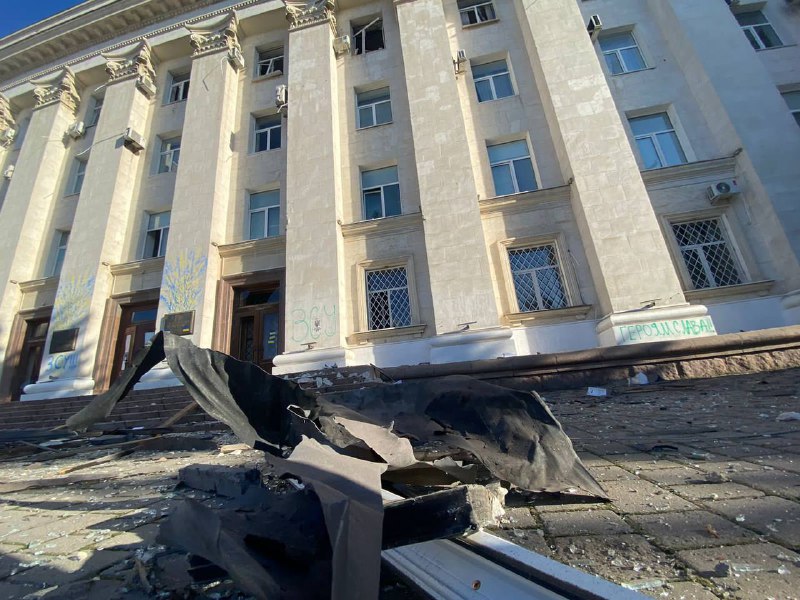 Оккупанты обстреляли здание Херсонской ОВА, повреждены два этажа: фото — фото