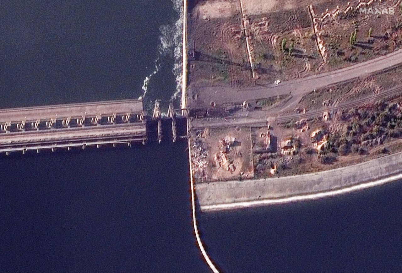 Россияне взорвали дамбу Каховской ГЭС при отступлении: спутниковые снимки — фото 3
