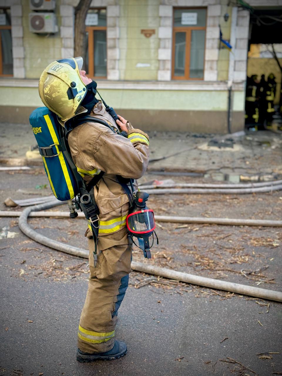 В Одесі рятувальник загинув під час гасіння потужної пожежі у самому центрі міста: фото — фото 7