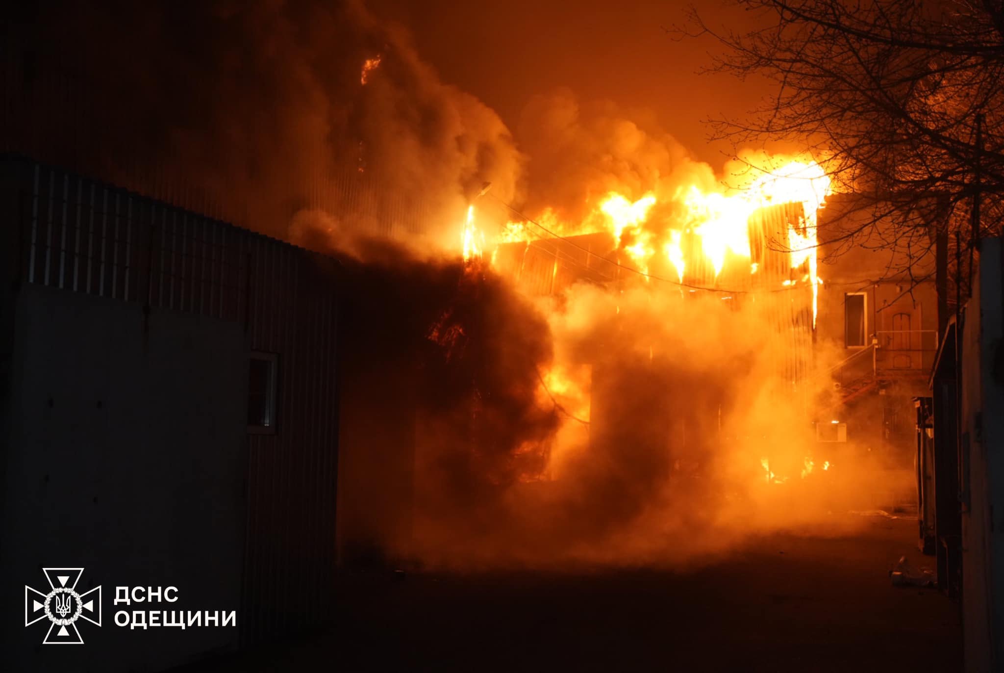 Россияне массированно ударили по Одессе: горят резервуары с горючим — фото 4