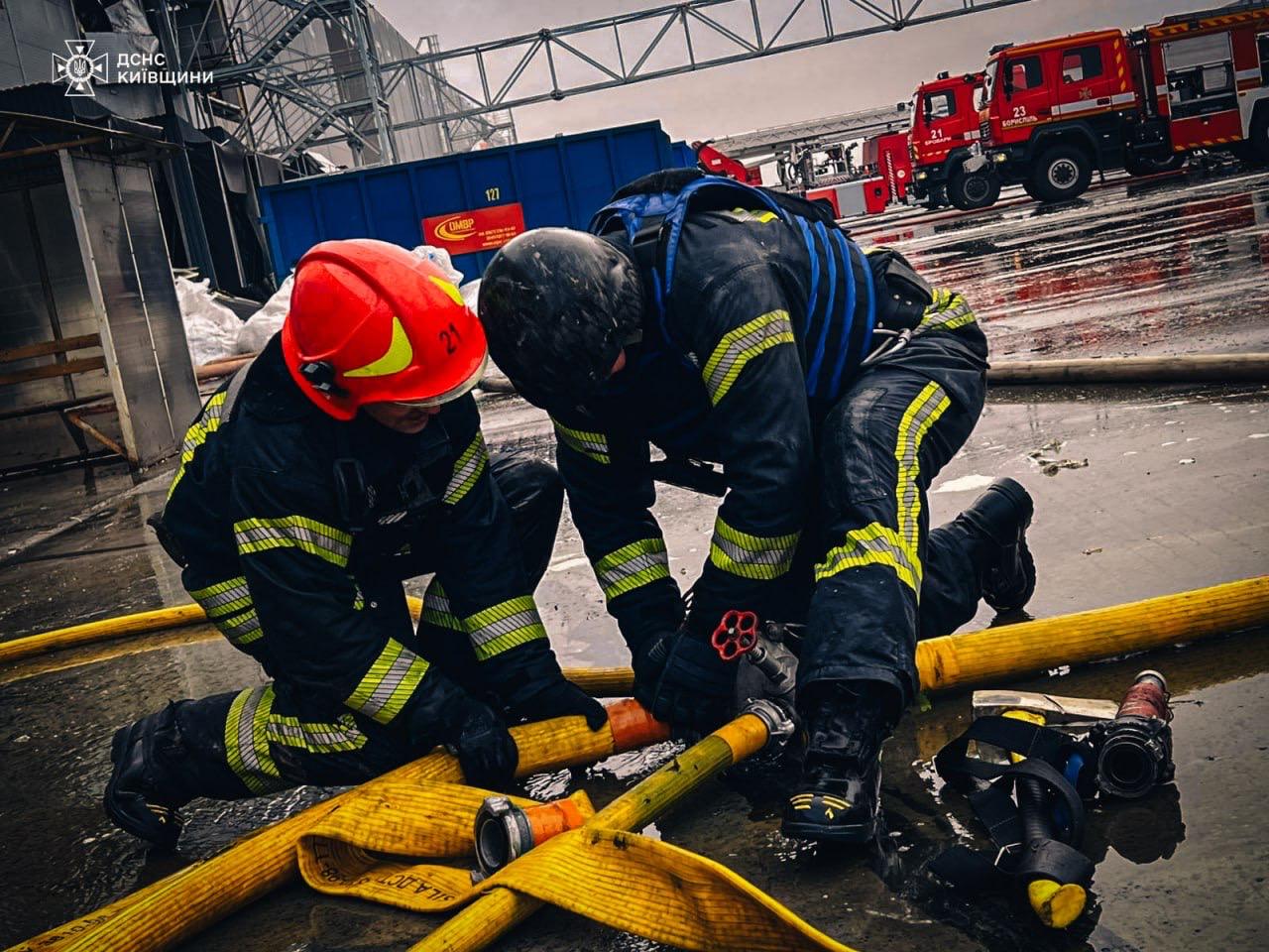 Внаслідок вчорашньої атаки БПЛА згорів склад ”Сільпо” у Київській області: фото, відео — фото 3