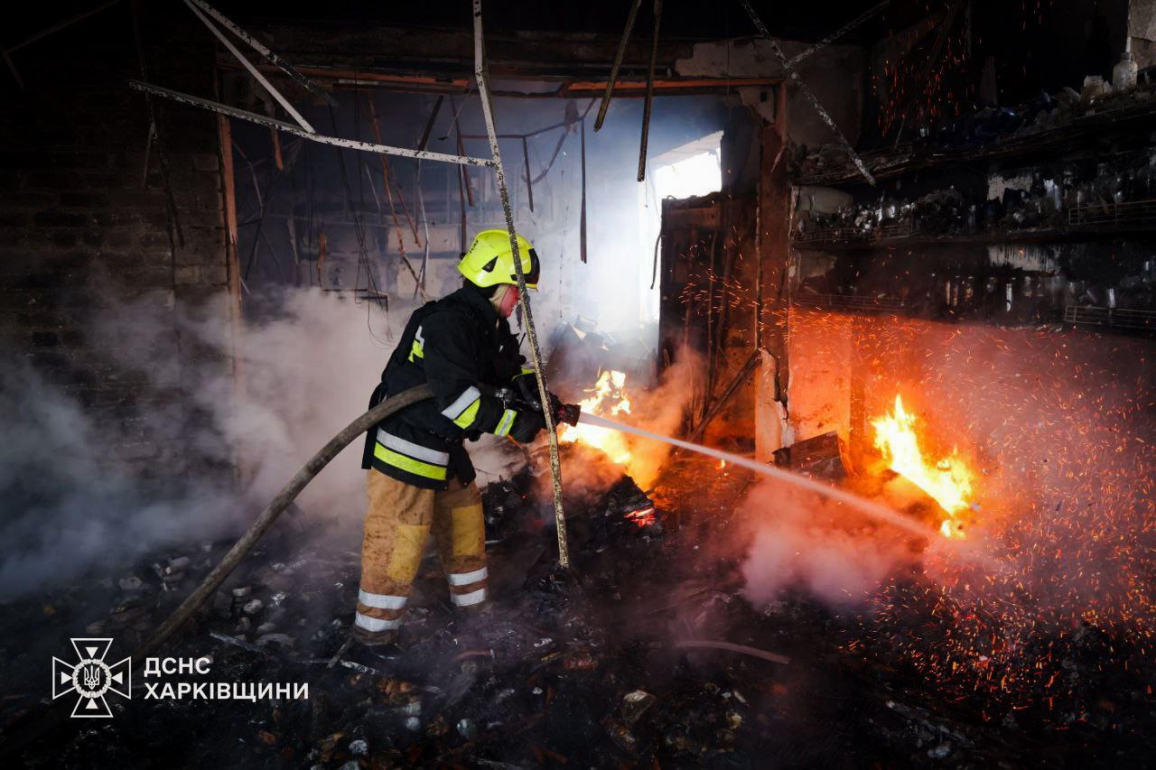 Россияне ударили по АЗС в Харьковской области: 6 человек пострадали (фото) — фото 10