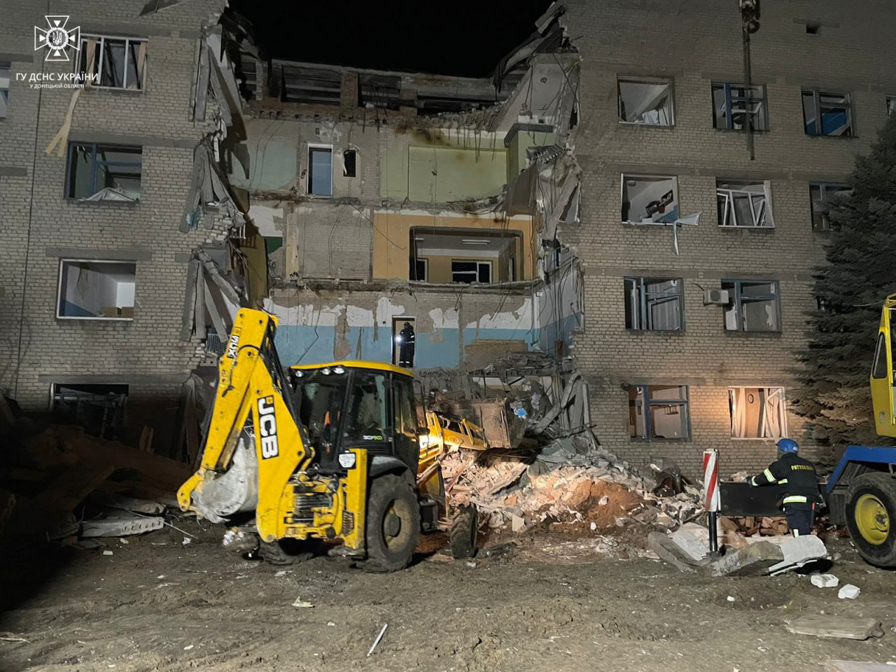В Селидово под завалами больницы нашли тело: фото — фото