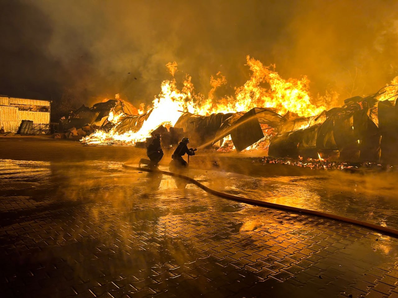 У Вінниці продовжують гасити пожежу на складі з ламінатом: фото, відео — фото